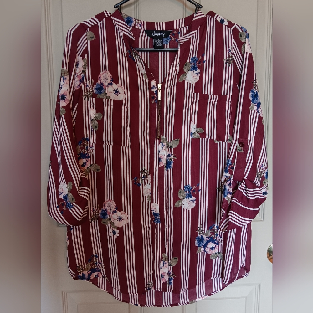 Justify Junior's Zip Front Roll Sleeve Blouse - Burgundy - Size Medium